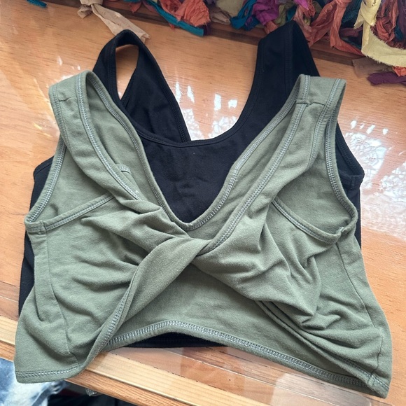 2 Twisted Crop Tops Reversible - Picture 2 of 6